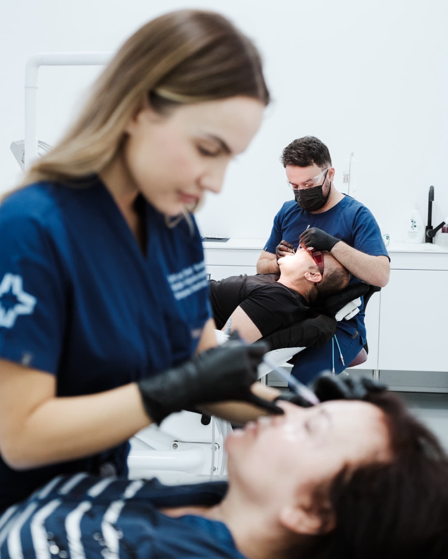 Dr. Gasper e Dr. Sindi Bendo mentre lavorano insieme in clinica