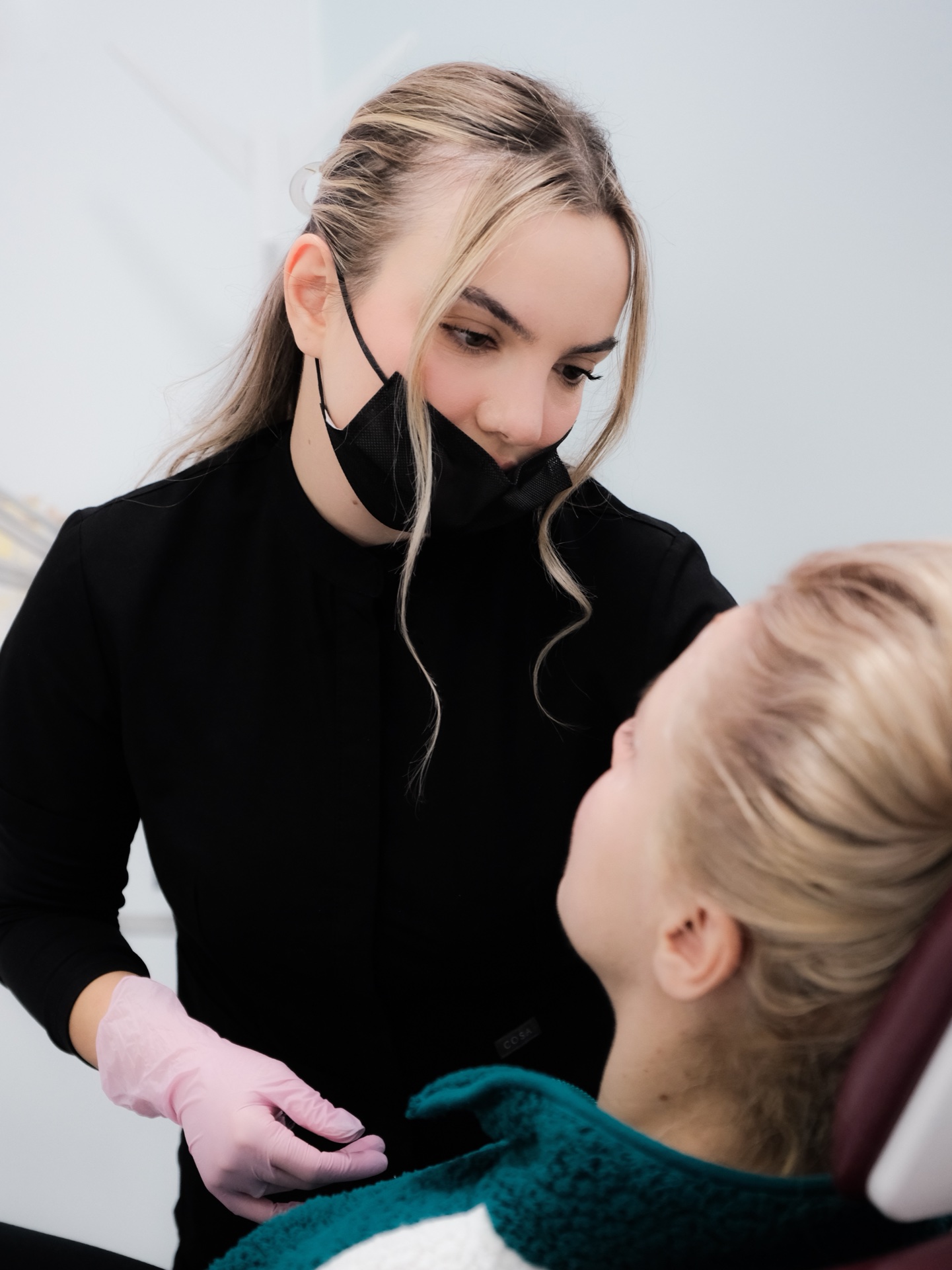 Dr. Sindi Bendo con paziente — European Dental Clinic Tirana