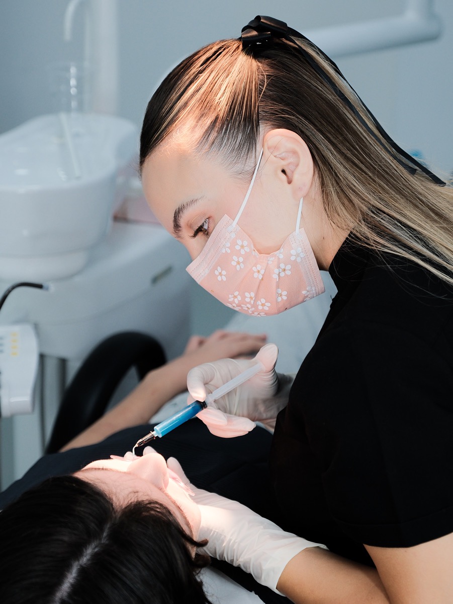 Dr. Sindi Bendo al lavoro — European Dental Clinic Tirana